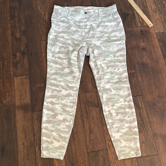 Time and Tru High Rise Stretch Fitted Gray Camo Jegging Size XXL (20) - Picture 3 of 12